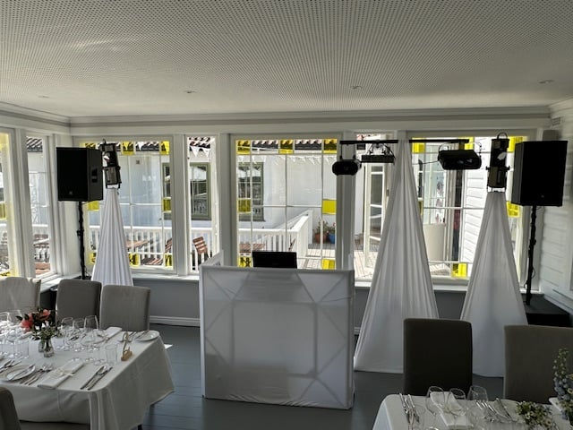 Bryllupsfeiring på Hvaler Gjestgiveri med DJ og dansende bryllupsgjester