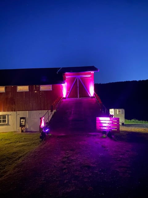 Opplyst låve klar for bryllupsfest med DJ i Kongsberg