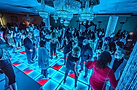 voksne gjester danser på fest i Trondheim med DJ og live musikk