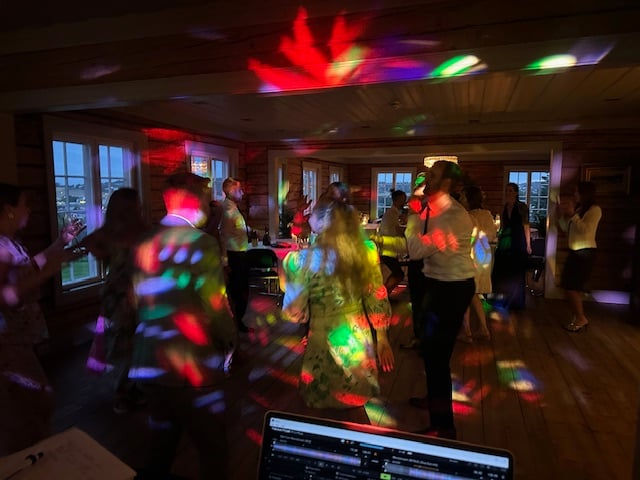 DJ med profesjonell lyd og lysrigg på bryllup i Fredrikstad