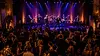 Energisk liveband på scenen foran gjester på dansegulvet under et arrangement i Bergen.