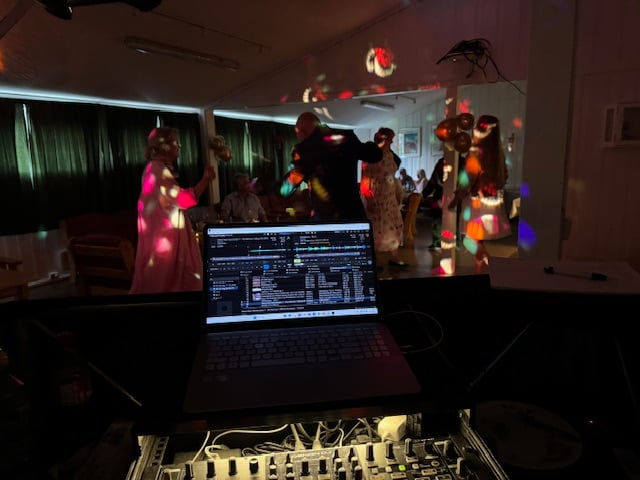 DJ spiller på 60-års lag i Oslo med dansende gjester og feststemning