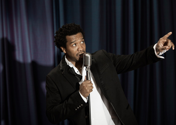 Profesjonell standupkomiker under konferanse og bedriftsarrangement