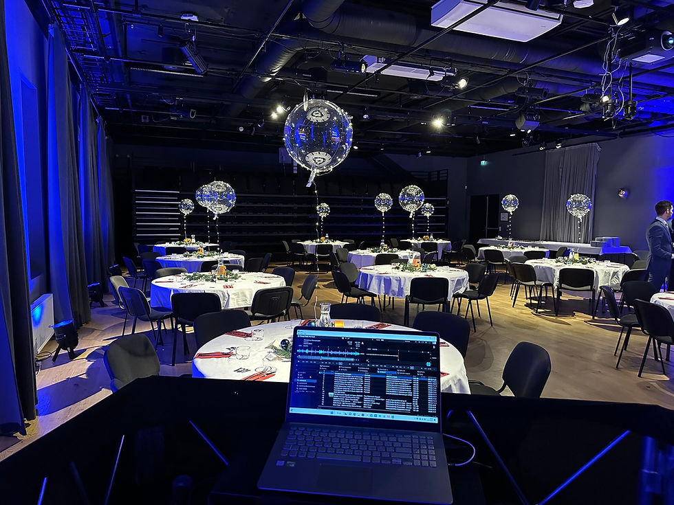 DJ på julebord og firmafest på Litteraturhuset i Fredrikstad med dansende gjester