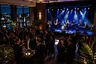 Liveband spiller på bedriftsarrangement i Bergen med gjester foran scenen