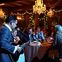trubadur spiller live på julebord i Trondheim med allsang og engasjerte gjester