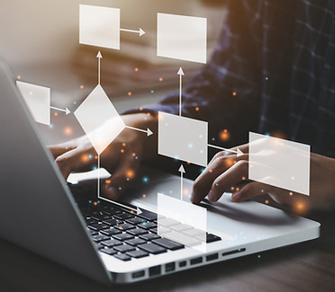 Hände an einem Macbook über dem ein Schaubild schwebt
