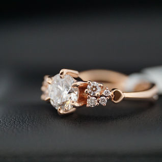 Laulību un saderināšanās gredzeni no 2025. gada darbnīcas darbiem.