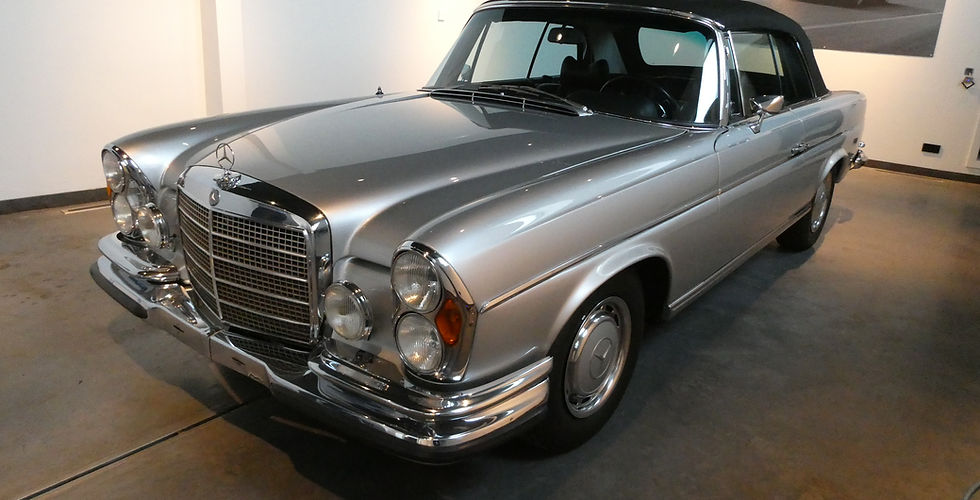 Grijze oude auto in een hal gefotografeerd