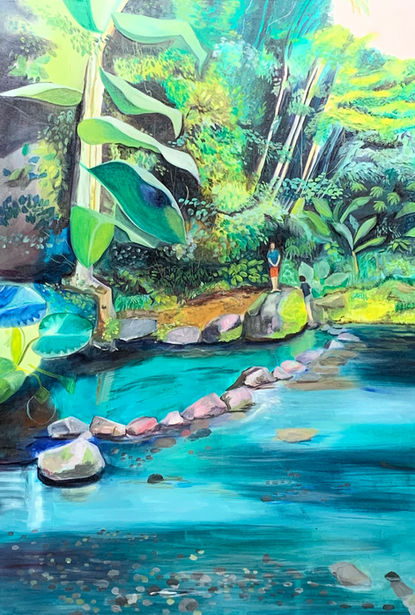 dégradés de bleus, dégradés de verts, quelques touches de jaune: moitié infèrieure de la toile représente le minéral , moitié supèrieure , le végétal. Entre ces 2 espaces , 2 personnages sont sortis de l'eau et s'apprêtent à y retourner.
Des arbres à grands feuillages se dressent au dessus de l'eau calme et protégée . Un petit muret de pierres, à travers lesquelles l'eau s'écoule, forme un bassin.
au premier plan , de petits cailloux éparses dans le fond bleu foncé sous une eau claire.
Shades of blue, shades of green, a few touches of yellow: the lower half of the canvas represents the mineral world, the upper half, the vegetal world. Between these two spaces, two figures have emerged from the water and are preparing to return.
Trees with large leaves rise above the calm, sheltered water. A low stone wall, through which the water flows, forms a basin.
In the foreground, small pebbles are scattered in the dark blue background beneath clear water.