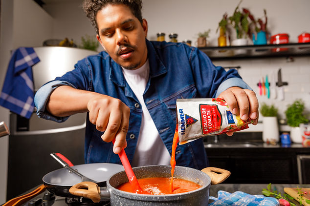 Cozinheiro preparando molho de tomate Hemmer