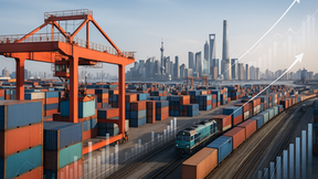 Imagem realista/semirrealista de atividade econômica urbana na China: logística, portos, trens, fábricas modernas ou centros de distribuição, com gráficos discretos sobrepostos