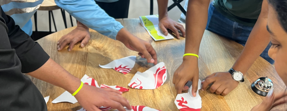 Sineo Packaging employees solving a puzzle together 