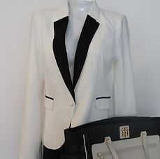 Blaiser blanco con detalles negros