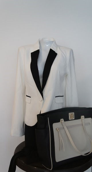 Blaiser blanco con detalles negros