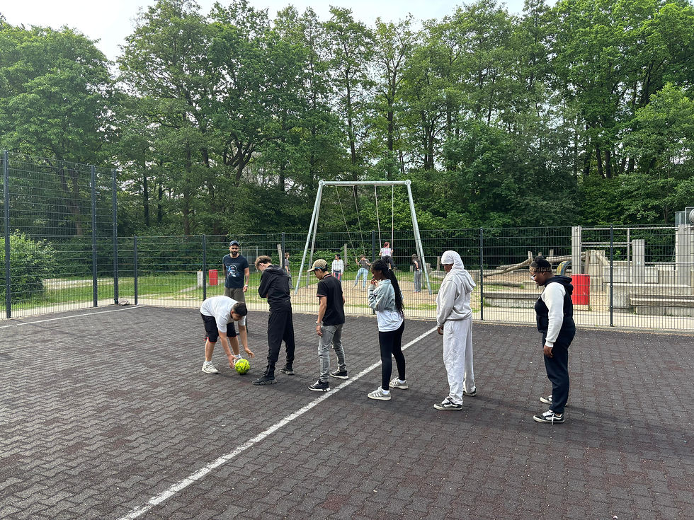 Trainer Akash zeigt den Anstoss