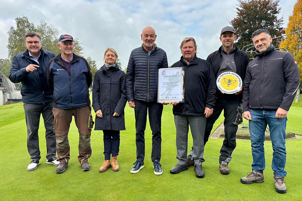v. l.: Dr. Gunther Hardt (DGV), Norbert Schenke (Greenkeeper), Anja Drews (Clubmanagerin), Jürgen Stank (Präsident), Wilhelm Gerschermann (Platzwart), Julian Meyer (Greenkeeper, Sommerfeld AG), Mario Geppert (Supervisor, Sommerfekd AG)