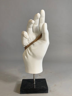 Hand tight white - Léo Caillard