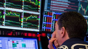 Dow Jones baja más de 600 puntos poco después de apertura.