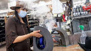 El gobernador de Texas considera levantar las restricciones de COVID en todo el estado.