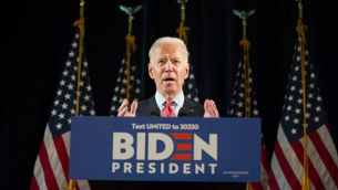 Biden se estrelló después de decir erróneamente 'tenemos más de 120 millones de muertos por COVID'.