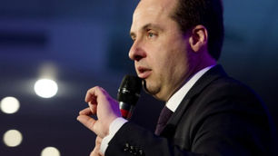 Presidente del partido político francés arrestado por posesión de armas 'no declaradas'.