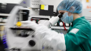 Firma biotecnología criticada por oferta de acciones programada para resultados ensayo/vacuna Covid.