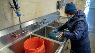 Casi 15 millones de tejanos siguen sin agua potable después de histórica tormenta de invierno.
