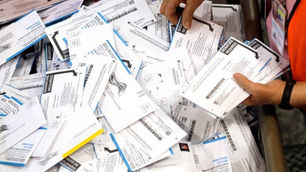 Funcionarios electorales del condado Anne Arundel advierten sobre estafa de recolección de boletas.