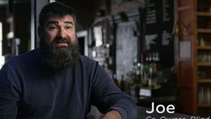 Propietario de bar 'en dificultades' en anuncio de Biden es un inversionista rico que apoyó cierres.