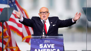 YouTube impide que Rudy Giuliani se beneficie de los videos.