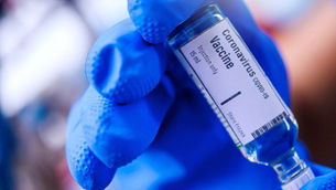 Reino Unido se convierte en el primer país en aprobar la vacuna Pfizer / BioNTech COVID-19.
