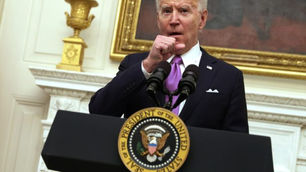 Nolte: Biden ya traicionó su propio mandato de máscara y las tropas.