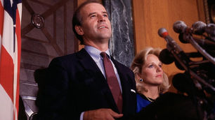 Como senador, Biden votó para bloquear la creación de oficinas que manejan quejas de acoso sexual.