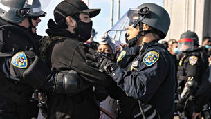 Comisión de Policía de SF ordena a las estaciones de policía exhibir carteles de Black Lives Matter.