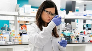 FBI dice que China quiso robar datos de vacuna sobre COVID-19.