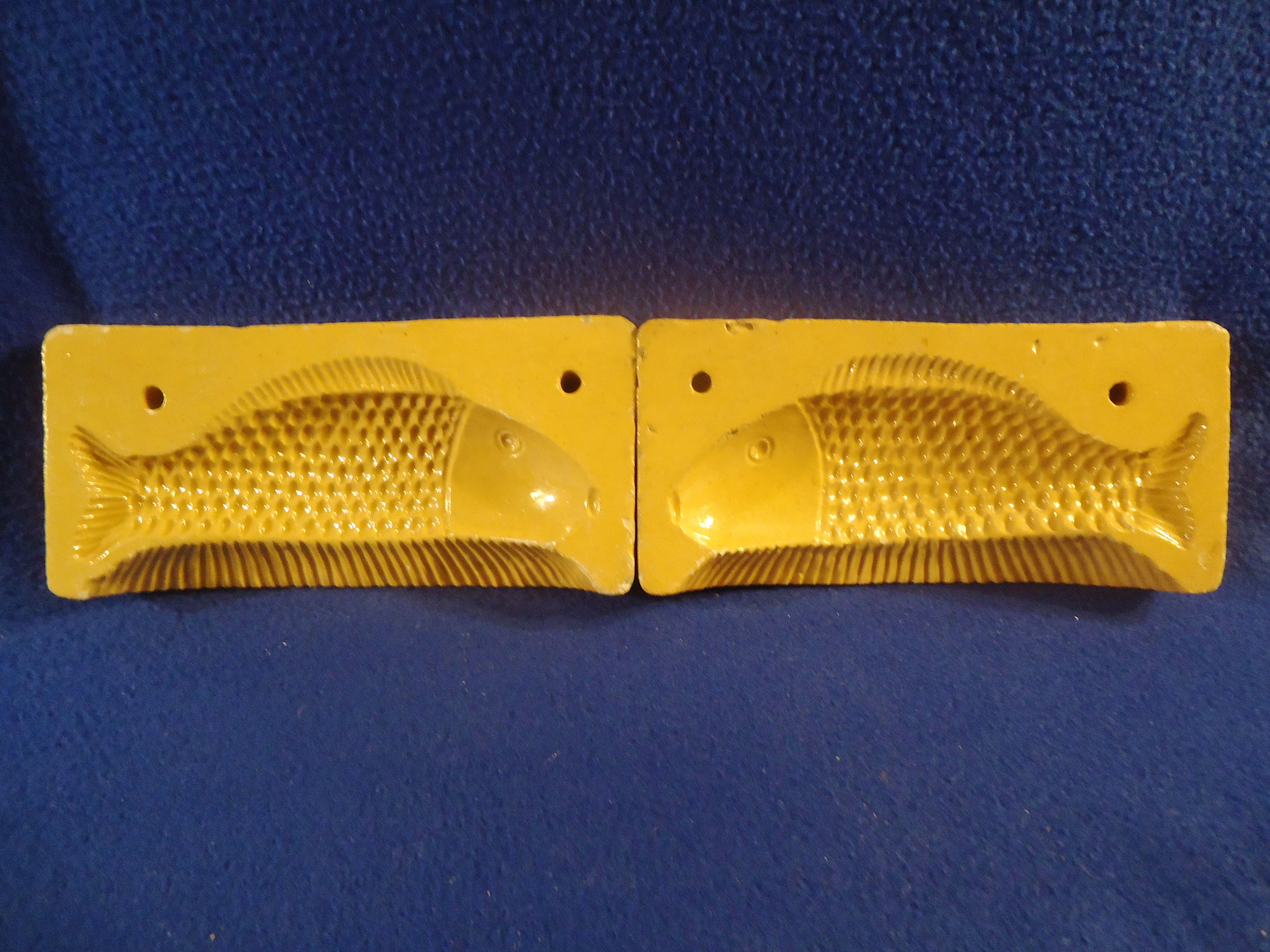 Rare Hoganas Yellow Ware Fish Food Mold #9138