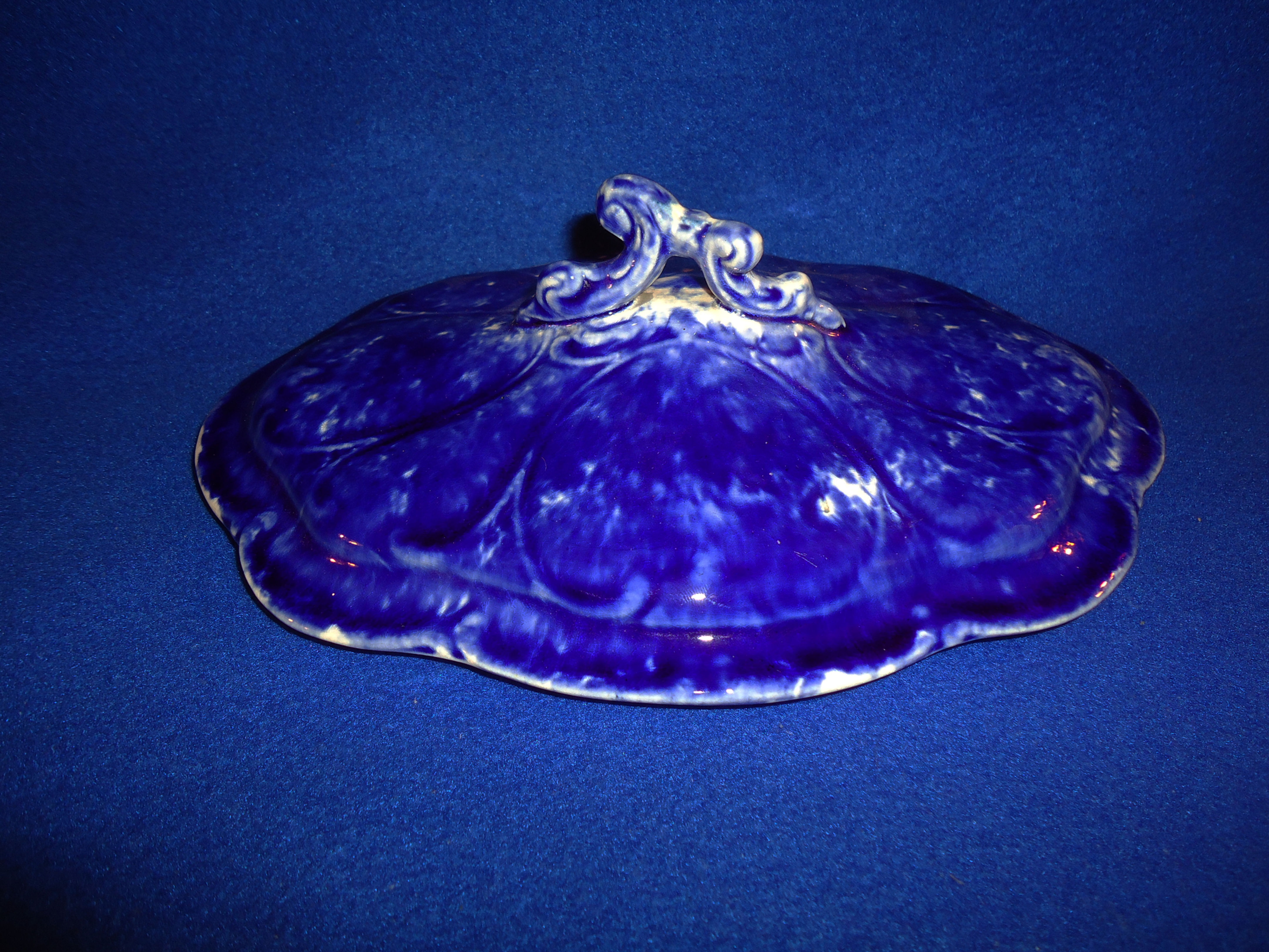 Lid for a Fancy Blue and White Spongeware Vegetable Dish #6485