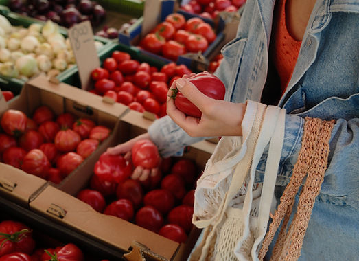 kaboompics_organic-food-shopping-fresh-fruit-and-veggies-at-european-market-40060.jpg