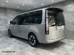 2025 Hyundai Staria 2.2d Luxury Auto 9-Seater Bus
