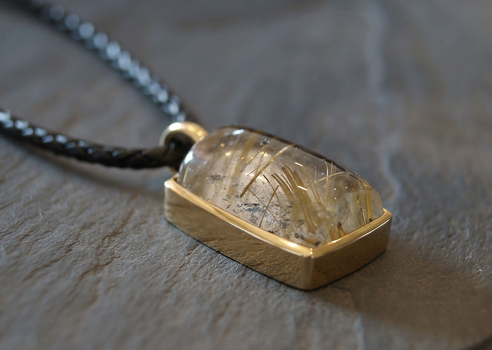 Miniaturbild: 28,65 Karat Rutilquarz Anhänger aus 750 Gelbgold