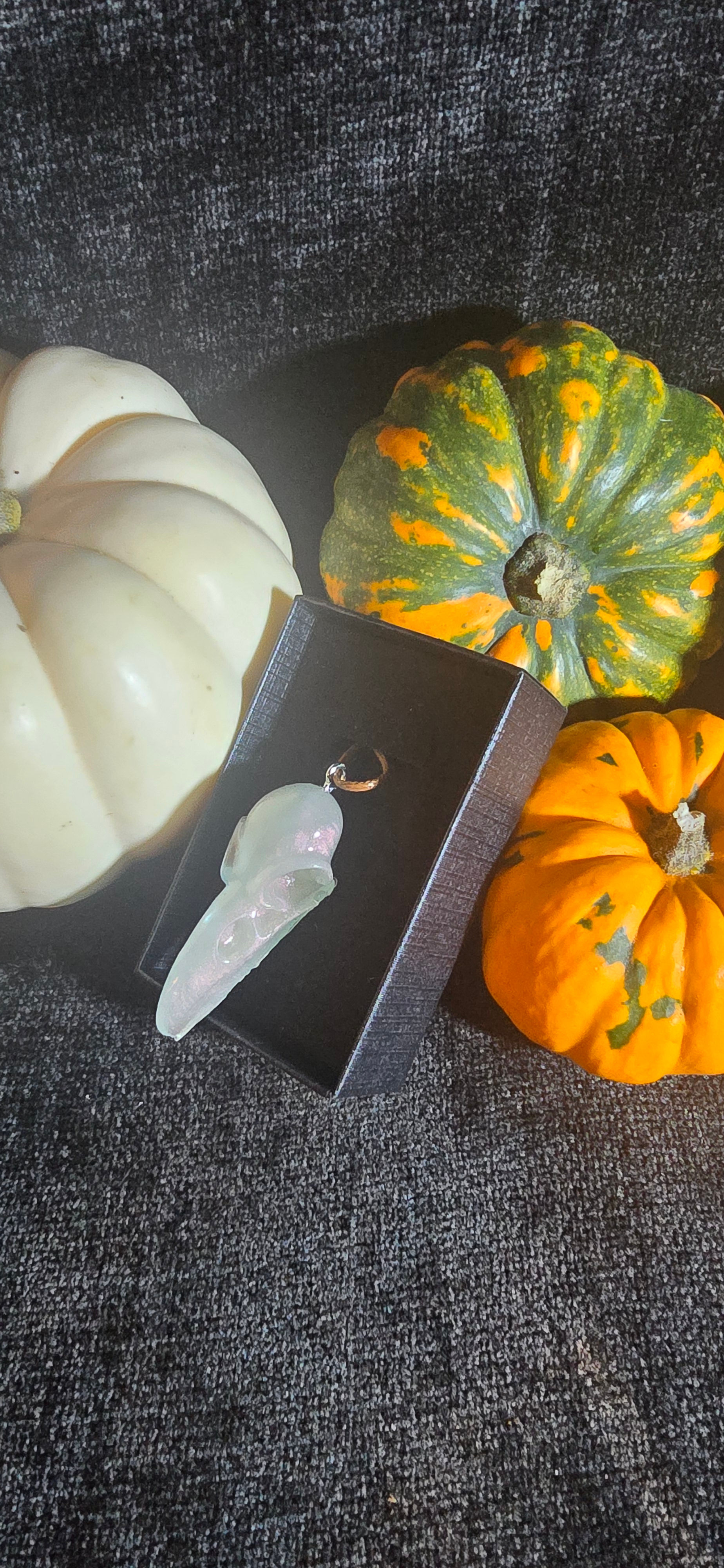 crow skull necklace white/purple shine