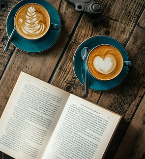 Deux cafés avec un bouquin