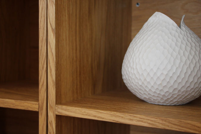 Tölgy furnérból készült minimalista stílusú könyvespolc.