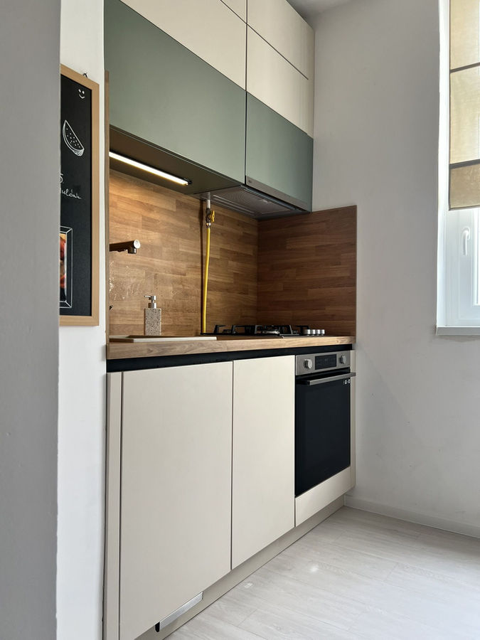 Panel lakásba készült mini konyha Egger eukaliptuszzöld bútorlapból