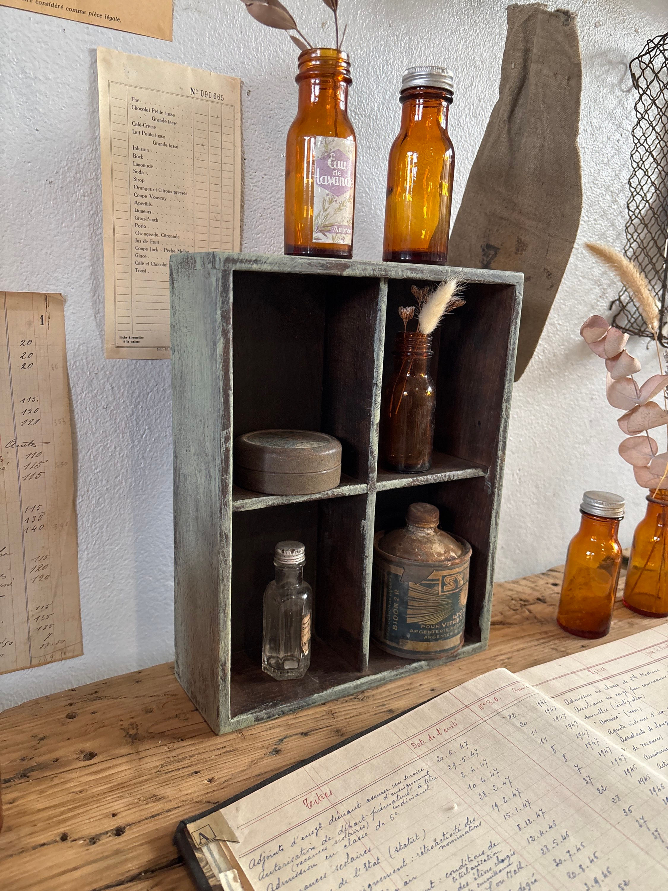 Petite étagère à casiers