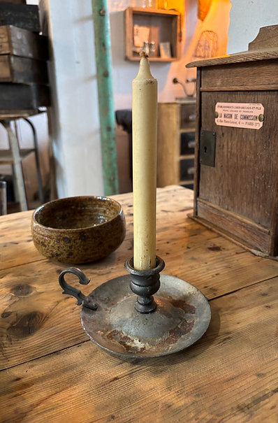 Bougeoir en étain et bougie ancienne