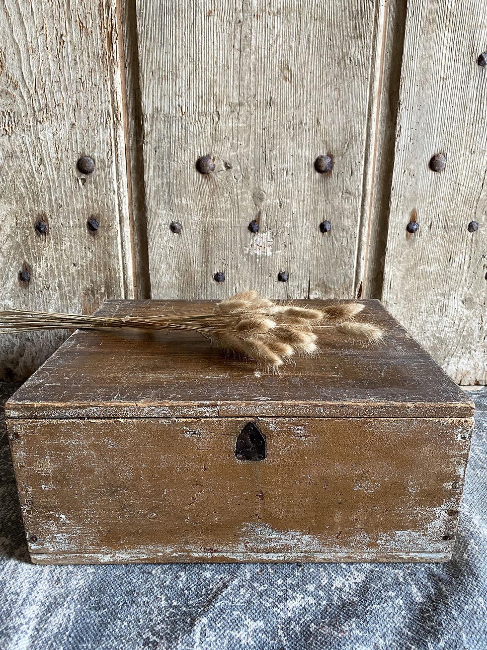 Miniature : Ancien coffre patiné