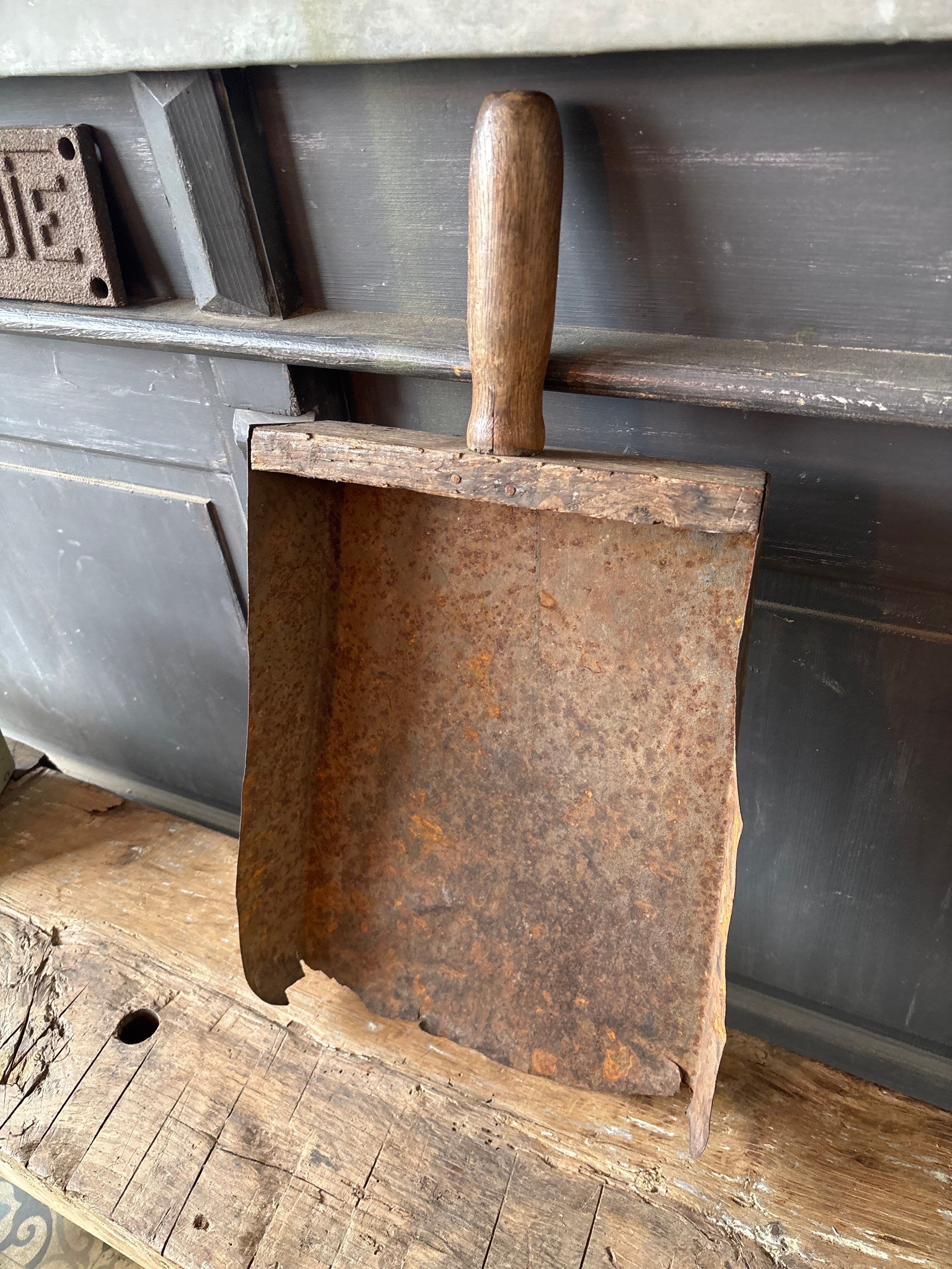 Ancienne grande pelle à grains