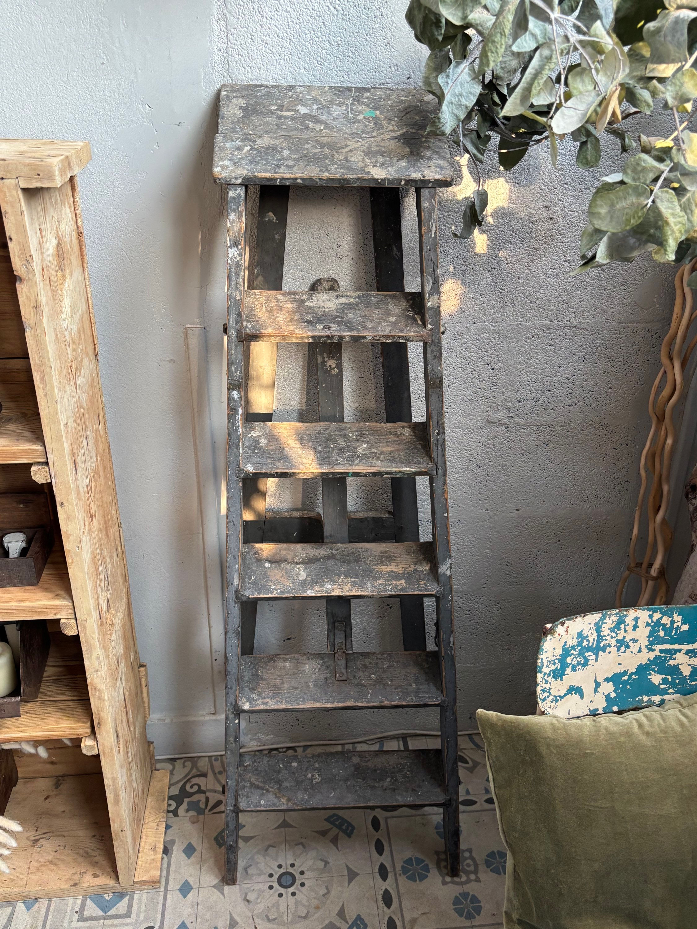 Escabeau patiné gris